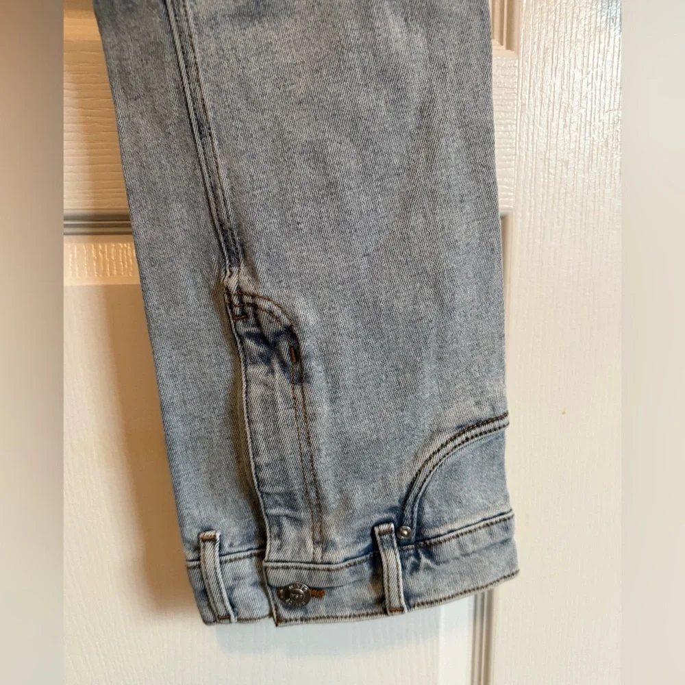 REVICE “FARRAH FLARE” Light Wash Flare Jeans in Pale Blue Waist Band Leg Opening - Picture 4 of 6
